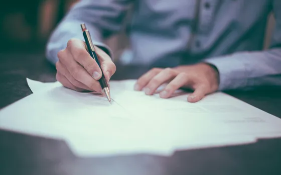 توقيع مستندات عمل على مكتب