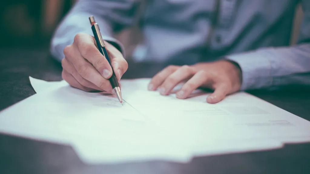 توقيع مستندات عمل على مكتب